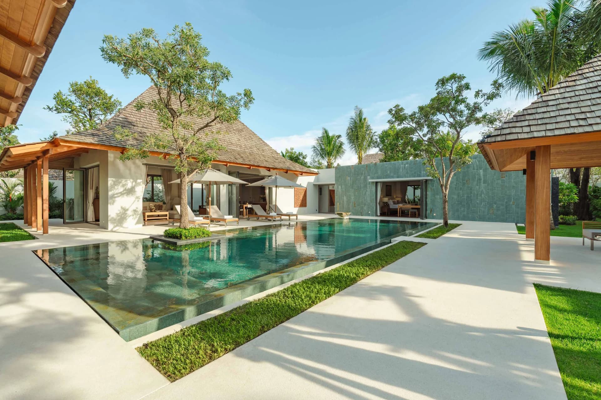 Eine gebaute Anchan-Villa gleichen Designs (4C): der 15-Meter-Pool zwischen zwei Holz-Salas